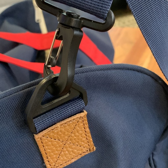 ☀️ Used Herschel Supply Company Blue and Red Duffel Bag - Picture 5 of 14